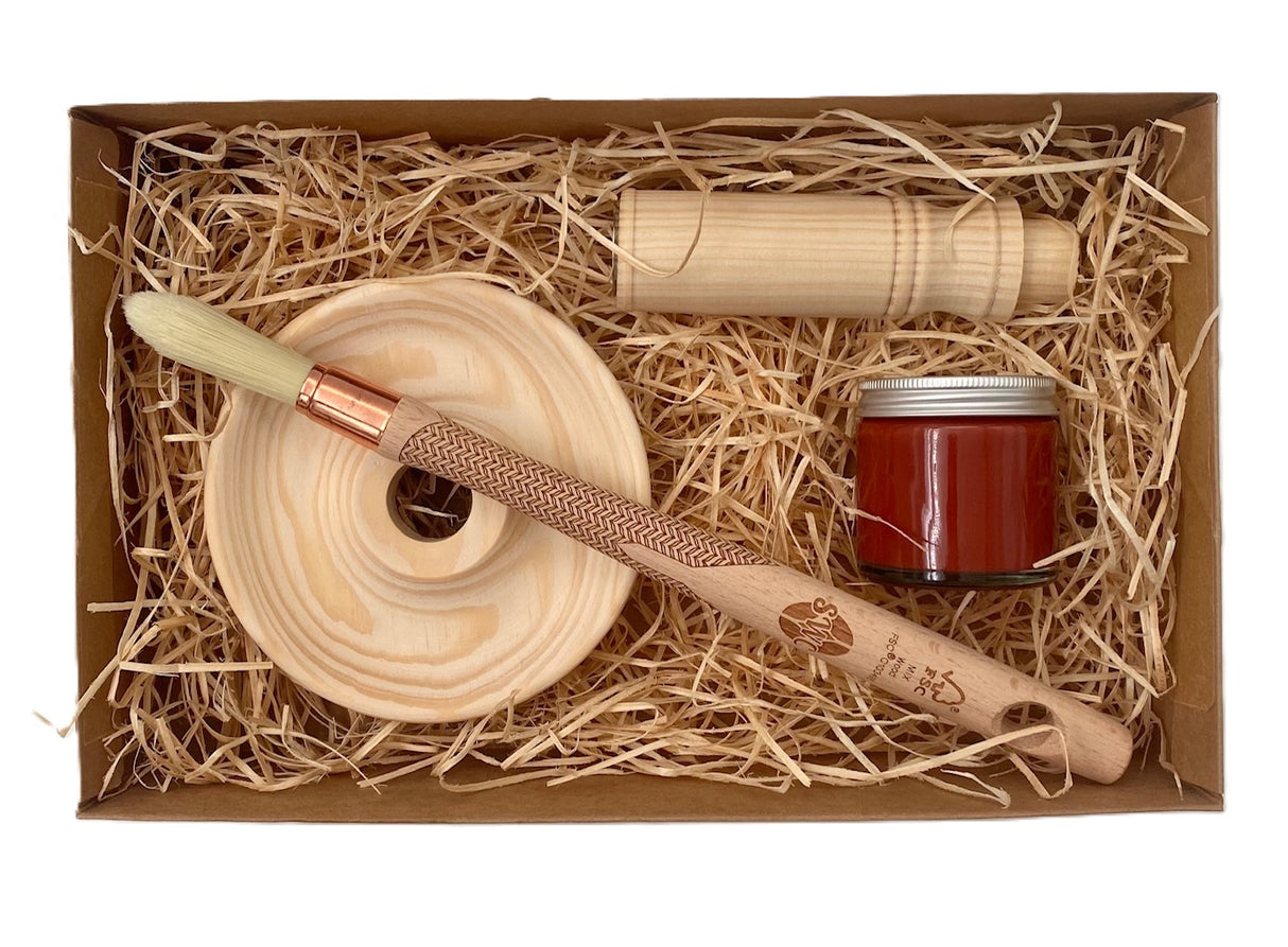 Allt i ett - presentbox - handsvarvad nattljusstake, pensel och linoljefärg