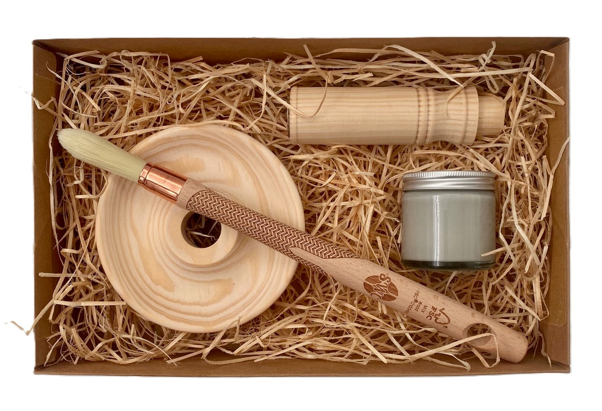 Allt i ett - presentbox - handsvarvad nattljusstake, pensel och linoljefärg