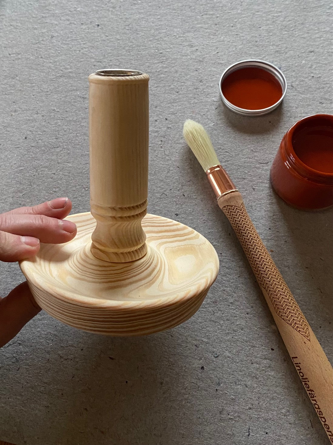 Allt i ett - presentbox - handsvarvad nattljusstake, pensel och linoljefärg