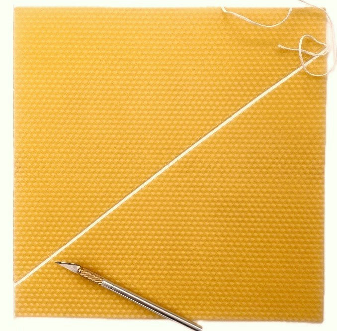 Två bivaxkakor och veke till ljustillverkning