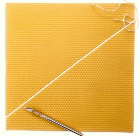 Två bivaxkakor och veke till ljustillverkning